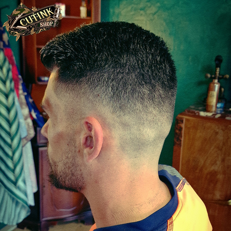 Adulte coupe en brosse et dégradé