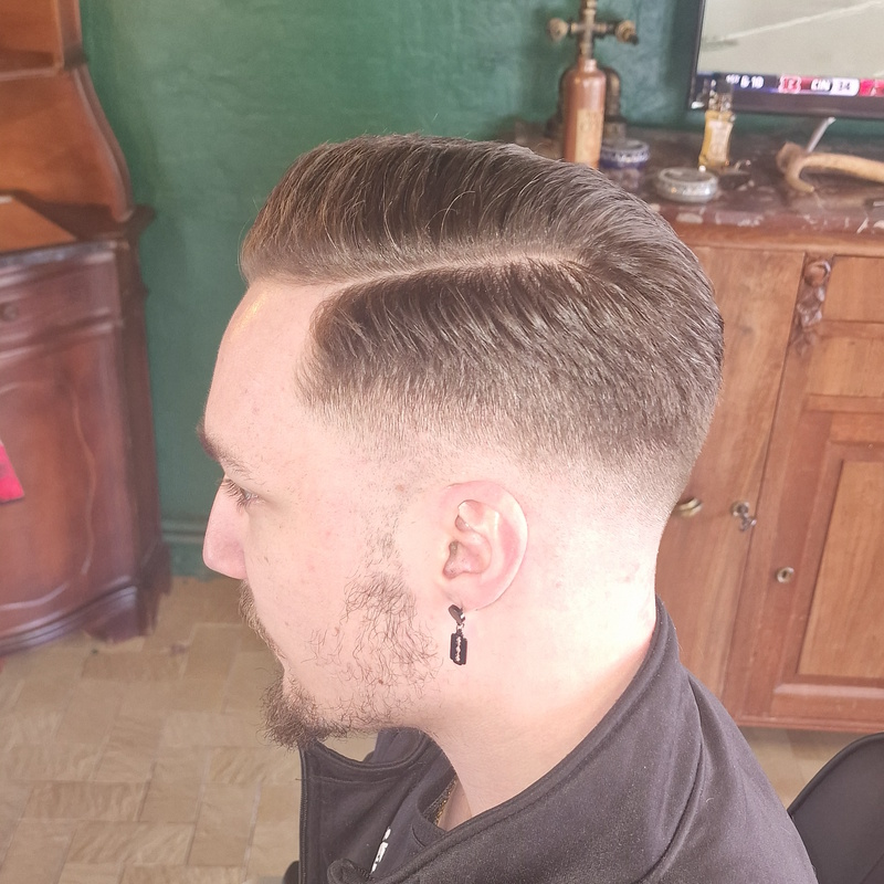 Coupe adulte raie sur le côté